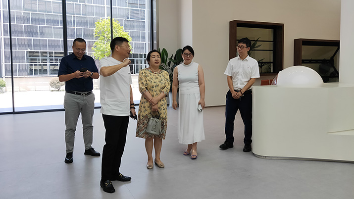 中國(guó)建筑裝飾協(xié)會(huì)材料應(yīng)用分會(huì)秘書(shū)長(zhǎng)梁宏瑀蒞臨歐大師參觀考察
