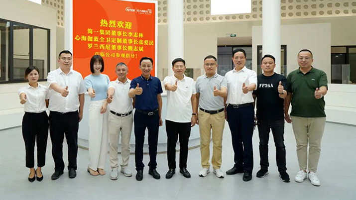 簡(jiǎn)一集團(tuán)董事長(zhǎng)李志林、心海伽藍(lán)全衛(wèi)定制董事長(zhǎng)張愛(ài)民、羅蘭西尼門(mén)窗董事長(zhǎng)熊志斌一行走進(jìn)歐大師隔熱門(mén)窗